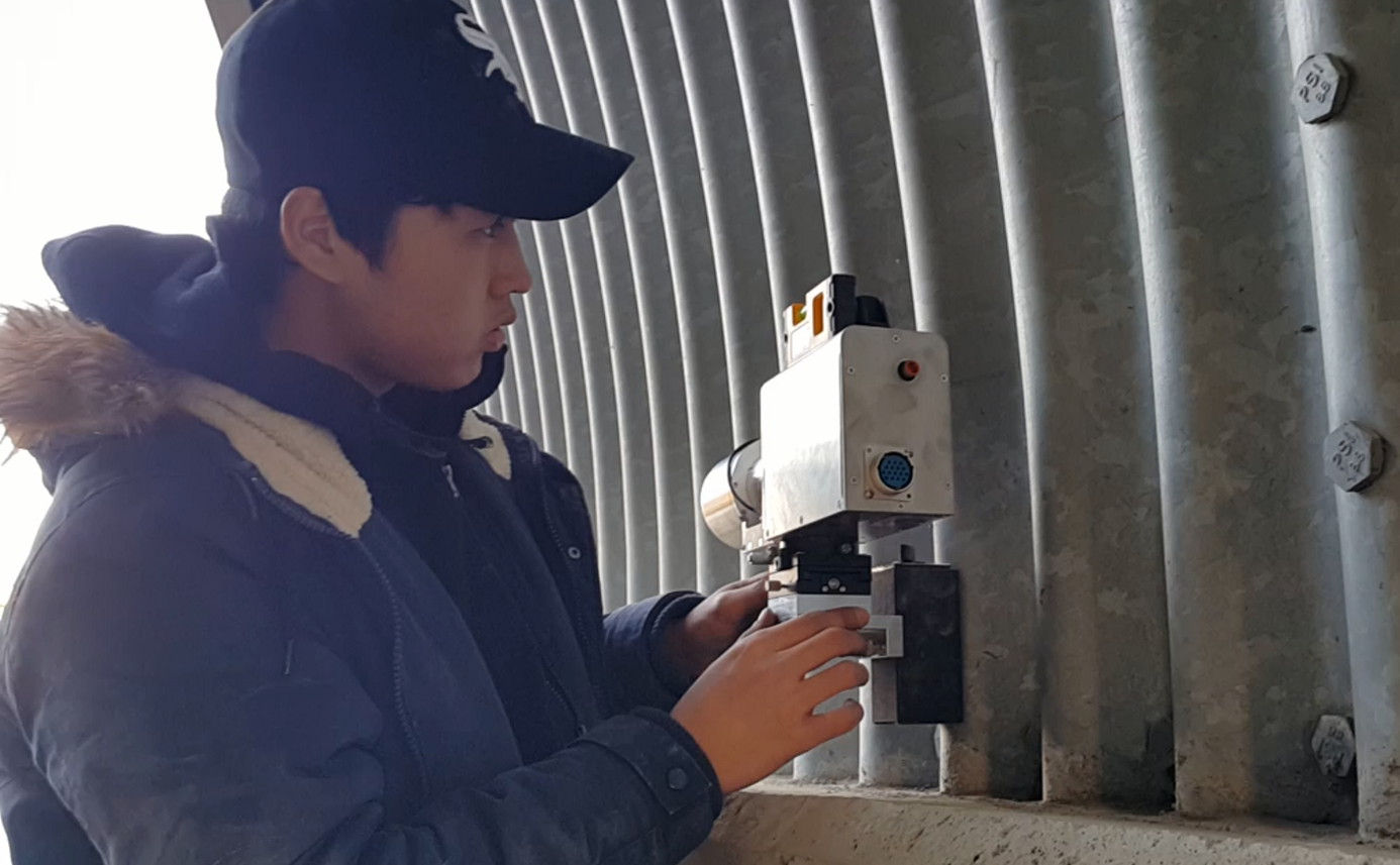 터널 내공 변위 측정장치 - 현장 사진 1, 터널의 안쪽 측정위치에 설치 모습 convergence measurement
